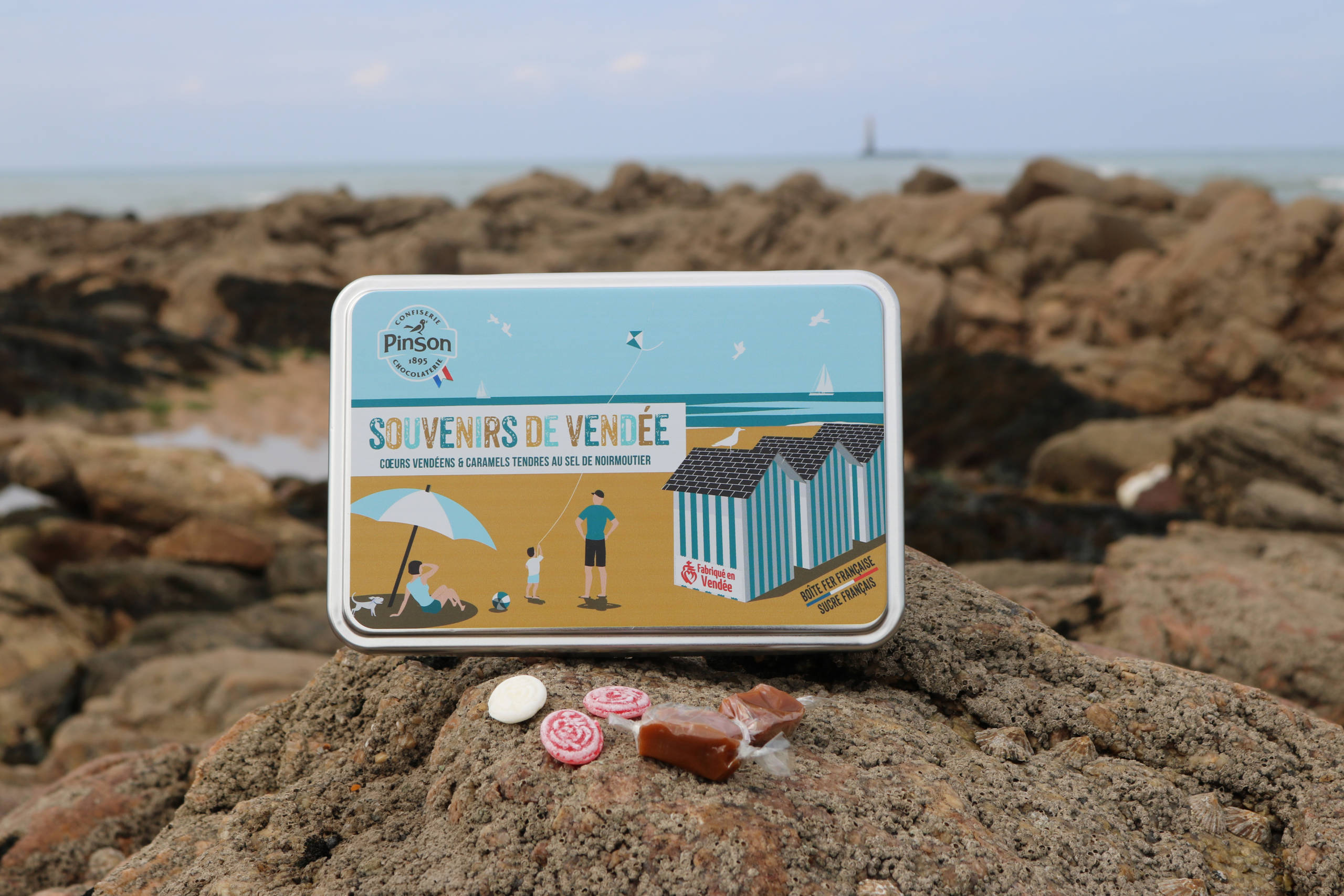Boite fer souvenir de Vendée : Cœur vendéen saveurs fraise et pêche et caramels tendres au sel de Noirmoutier
